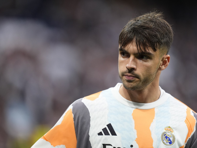 Raúl Asencio del Real Madrid observa durante la Liga española, LaLiga EA Sports, partido de fútbol jugado entre el Real Madrid y el Girona FC en el estadio Santiago Bernabéu el 23 de febrero de 2025 en Madrid.