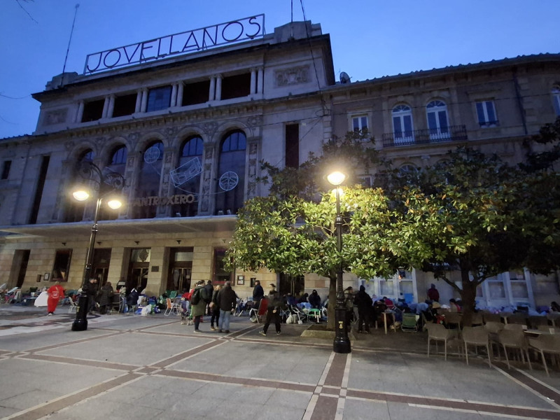 Colas en las taquillas del Teatro Jovellanos para comprar entradas para el Concurso de Charangas del Antroxu 2025