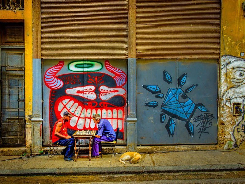 Dos personas juegan al ajedrez en una calle de Cuba.