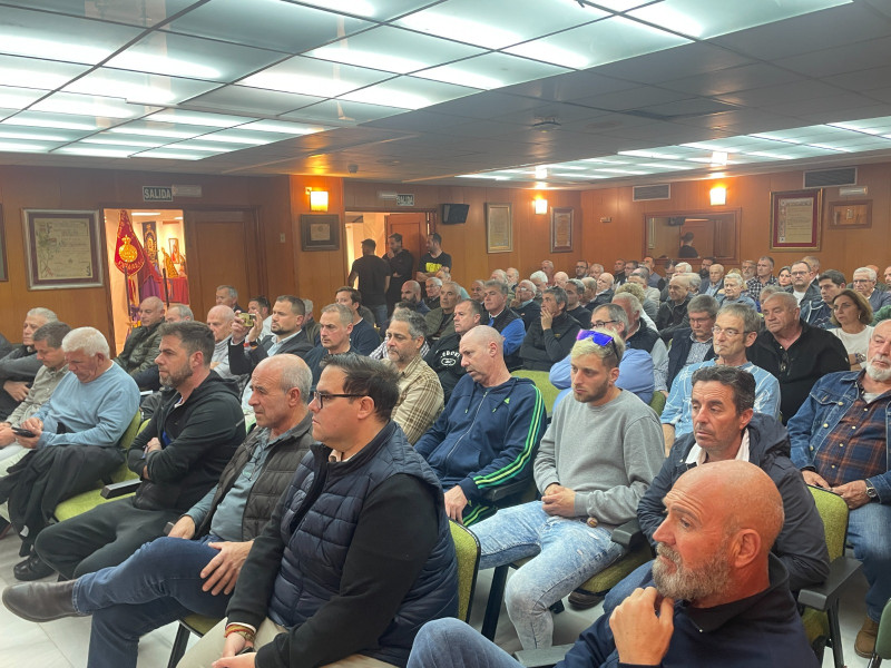 Más de 150 agricultores participan en la charla sobre el escarabajo de la ambrosía en Almuñécar