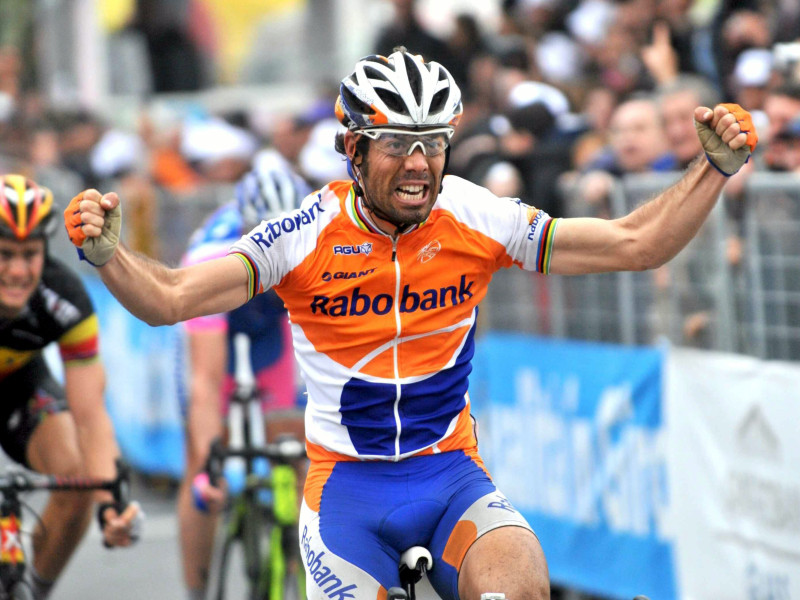 Óscar Freire celebra su victoria en la Milan San Remo de 2010 con el Rabobank.