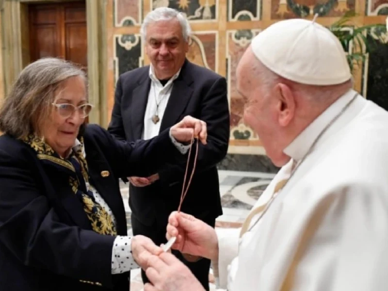 El Papa Francisco recibe a padres que han perdido a un hijo en una audiencia privada