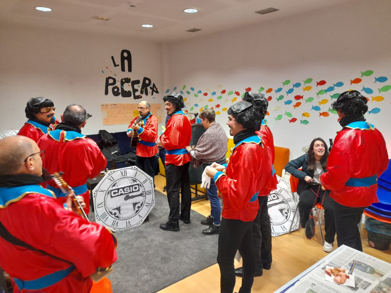 Miembros de la chirigota burgalesa El Papamoscas en un ensayo