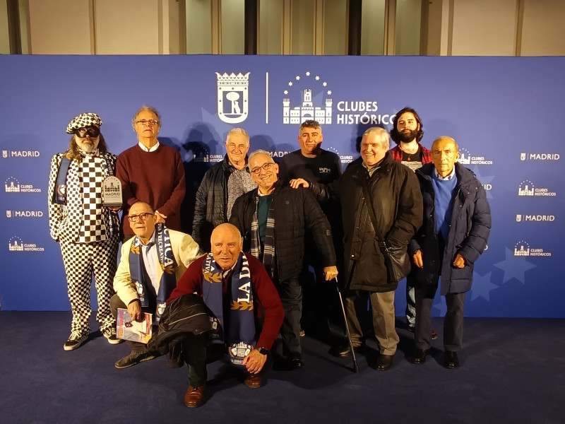 Fotografía del equipo de 'La Didáctica' tras recibir el reconocimiento en el Ayuntamiento de Madrid