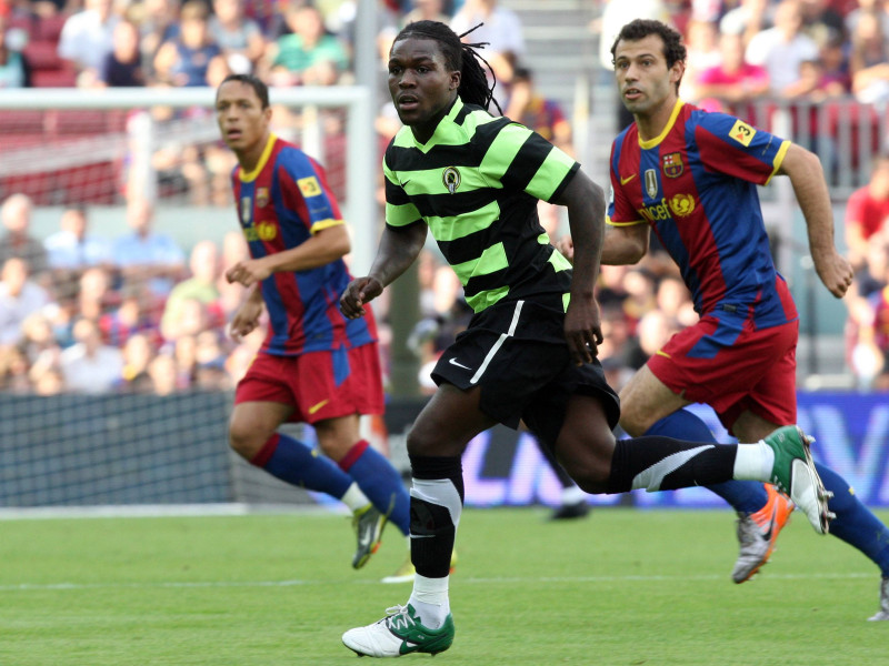 Royston Drenthe durante un partido del Hércules contra el Barcelona en el Camp Nou.