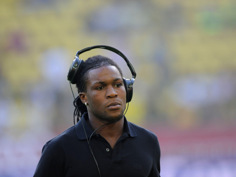 Royston Drenthe con auriculares partido amistoso de fútbol Borussia Dortmund - Real Madrid