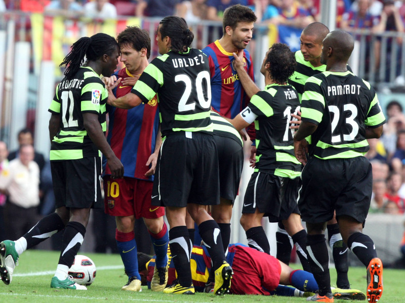 Drenthe y Messi se encaran durante un Barcelona - Hércules de 2011.