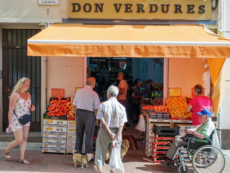 Barcelona España,Cataluña Catalunya,El Clot,barrio frutas frutas productos verduras verduras puesto mercado,pequeño negocio,hombre