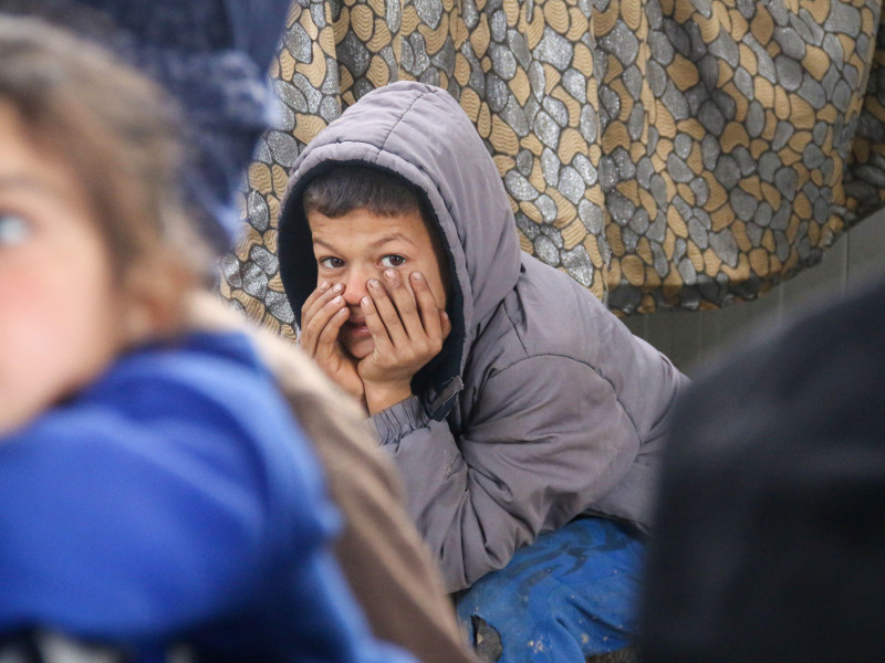 Niño cansado, cara de niño triste, niños enfermos esperando entrar a la clínica.