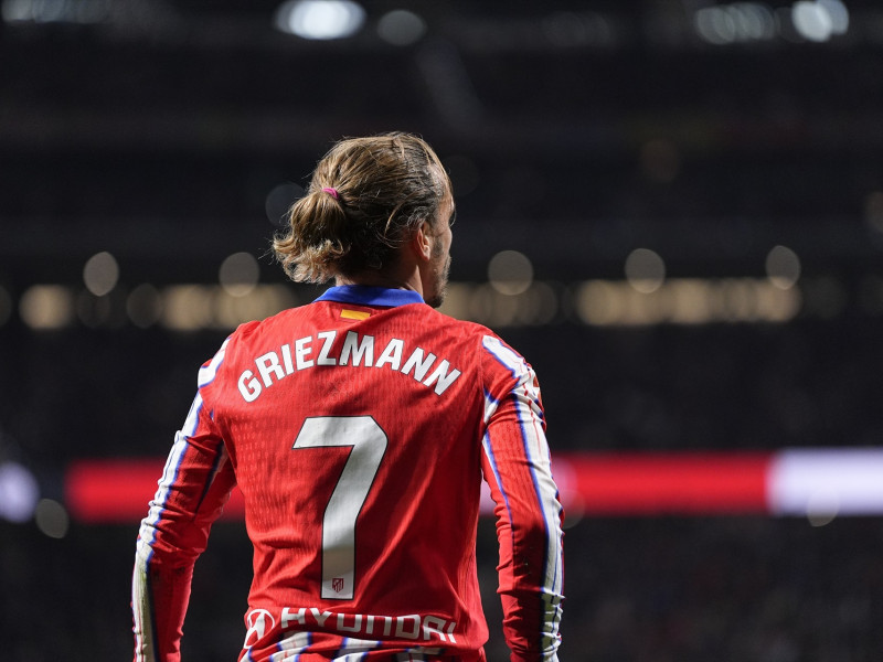 Antoine Griezmann del Atlético de Madrid observa durante el partido de fútbol de la Liga española, LaLiga EA Sports, jugado entre el Atlético de Madrid y el RC Celta de Vigo en el estadio Riyadh Air Metropolitano el 15 de febrero de 2025 en Madrid.