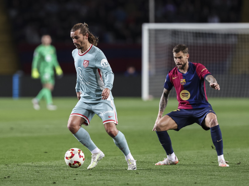 Antoine Griezmann del Atlético de Madrid e Íñigo Martínez del FC Barcelona en acción durante la Copa de España, Copa del Rey, partido de fútbol semifinal disputado entre el FC Barcelona y el Atlético de Madrid en el Estadi Olimpic Lluis Companys el 25 de febrero de 2025 en Barcelona