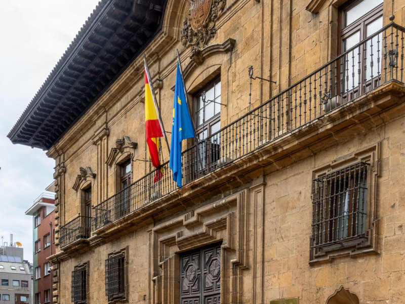 Situado en Oviedo, España, este edificio gubernamental, el Palacio de Camposegrado, presenta una llamativa fachada con elaborados detalles de piedra.