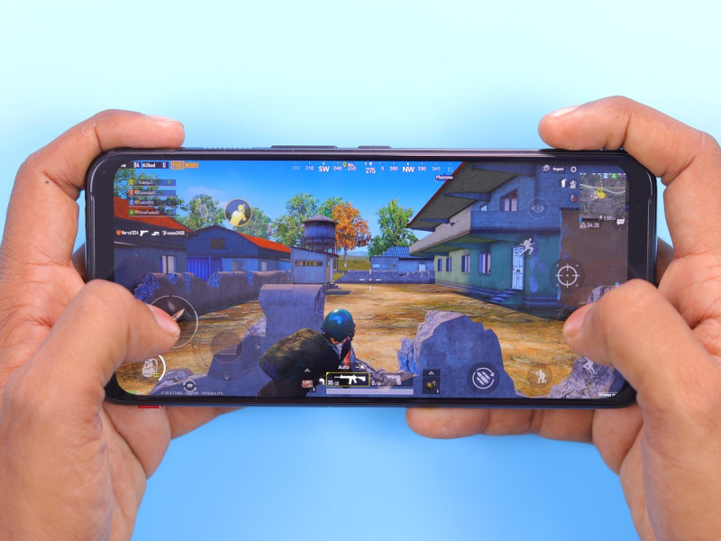 Niño con un móvil jugando a un videojuego