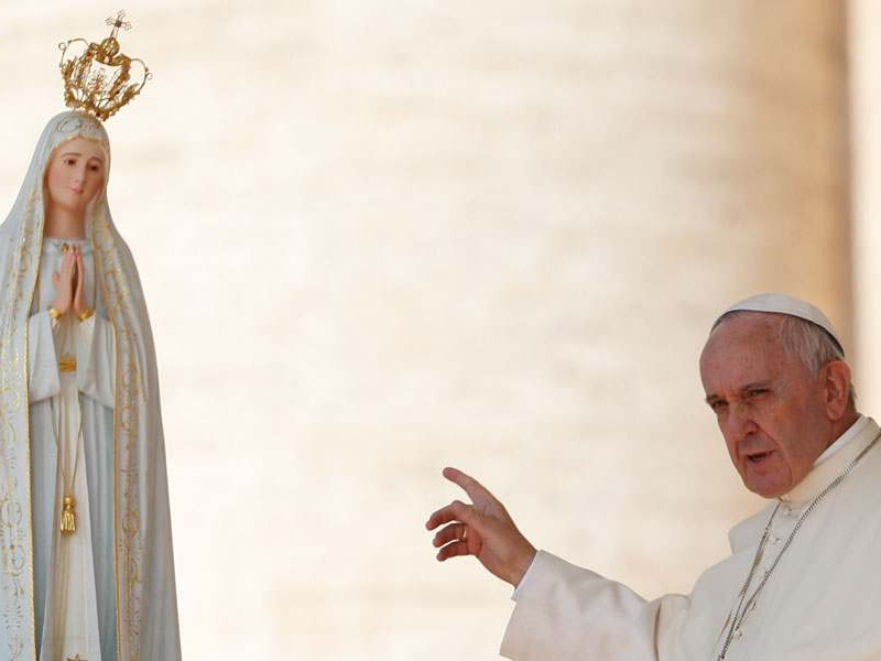 El Papa Francisco junto a la Virgen de Fátima cuando estuvo en Roma en 2013