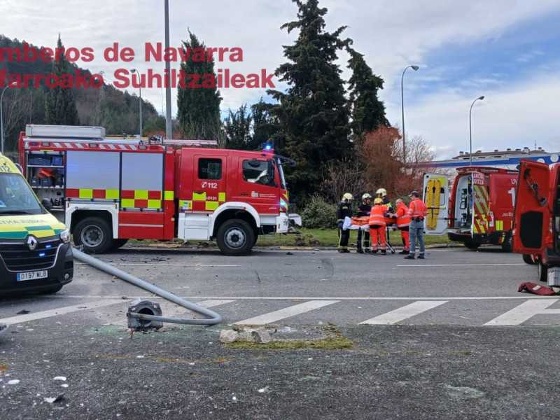 Dos heridos tras salirse de la vía y chocar contra una farola en Arre