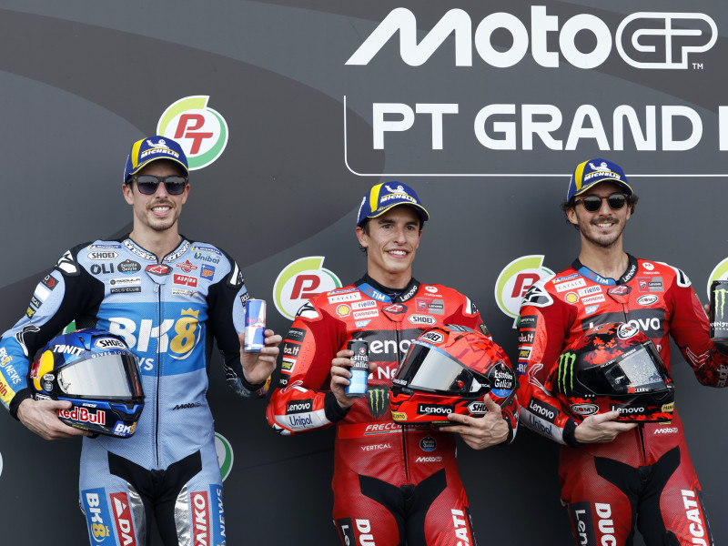 Podio Sprint Tailandia: Alex Márquez (2º), Marc Márquez (1º) y Pecco Bagnaia (3º).