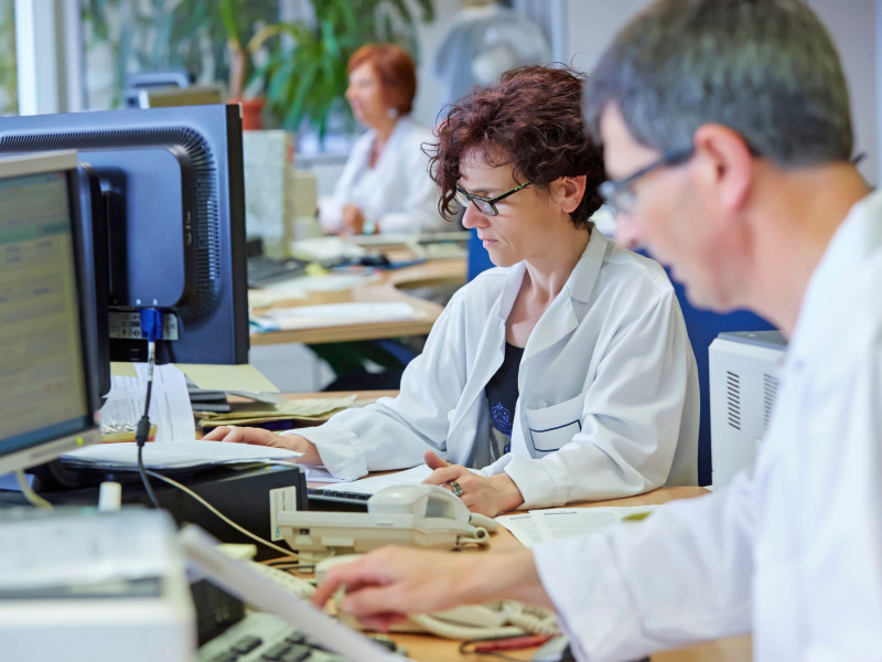 Administrativos en una oficina