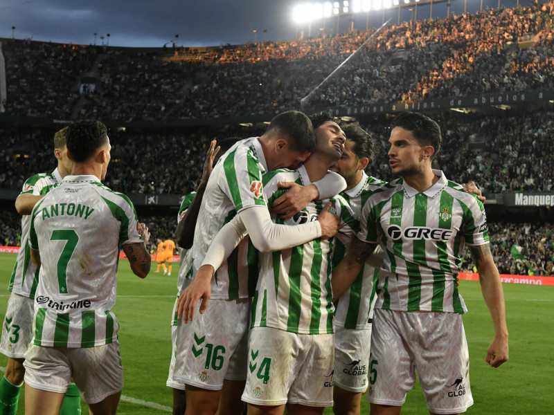 Los jugadores del Betis celebran el gol de Cardoso contra el Real Madrid.