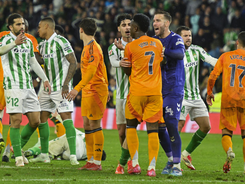 Vinicius habla con los jugadores del Betis tras la derrota del Real Madrid