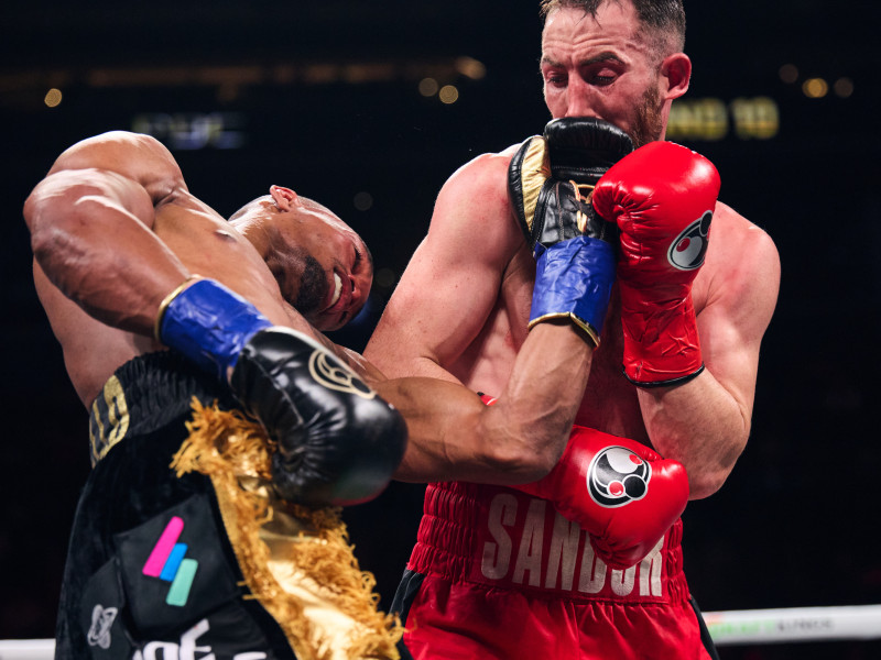 Sandor Martín y el dominicano Alberto Puello durante el combate celebrado en el Barclays Center en Nueva York.