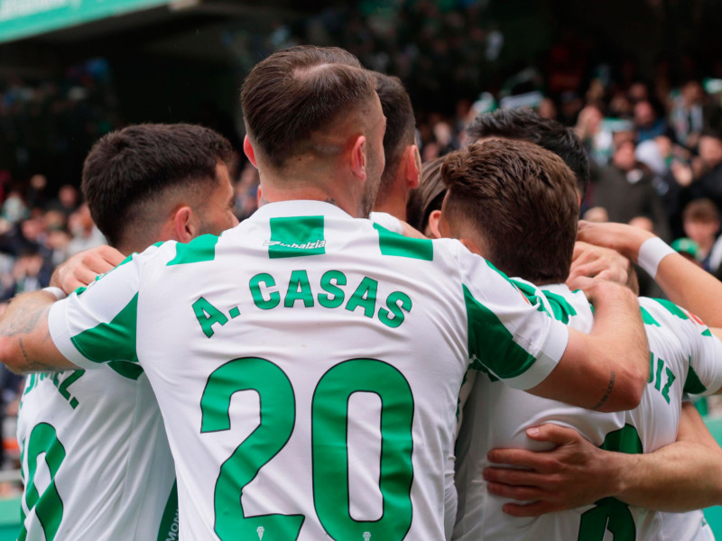 Los jugadores del Córdoba celebran uno de los cinco tantos al Granada.