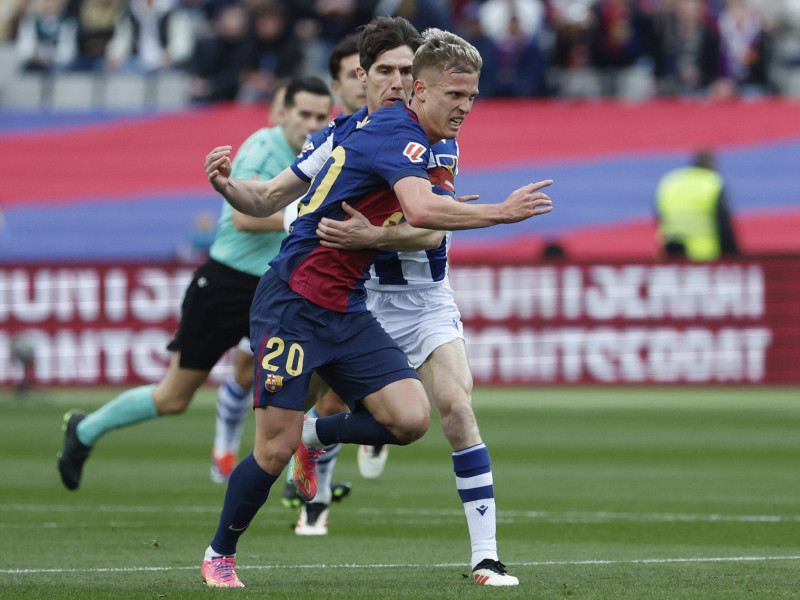 Imagen del agarrón de Elustondo a Dani Olmo durante el Barça-Real Sociedad