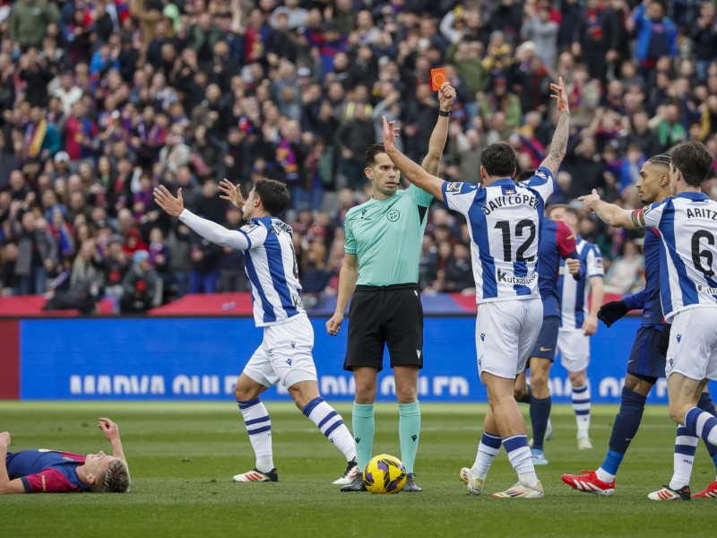 Quintero González expulsa a Elustondo durante el partido Barcelona-Real Sociedad