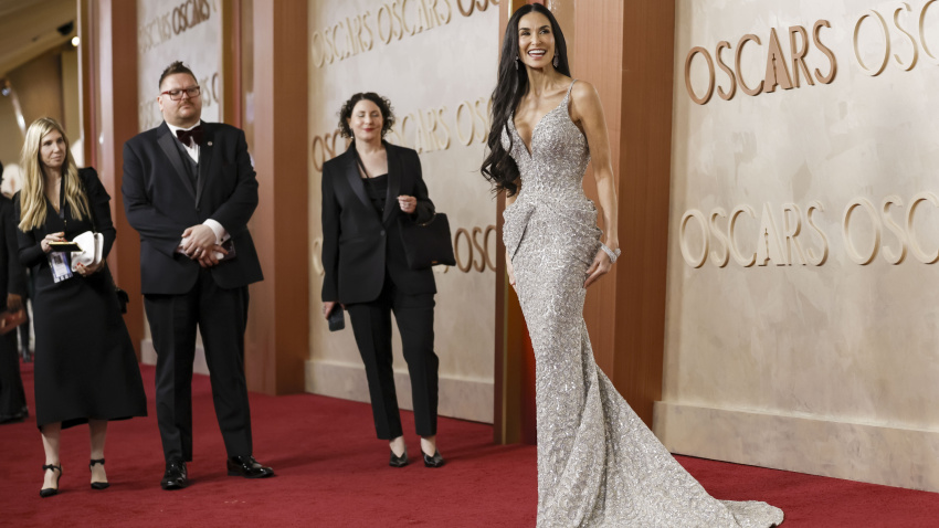 Demi Moore llega a la alfombra roja durante la 97.a ceremonia anual de los Premios Óscar en el Teatro Dolby en el barrio de Hollywood de Los Ángeles, California, EE. UU., el 2 de marzo de 2025