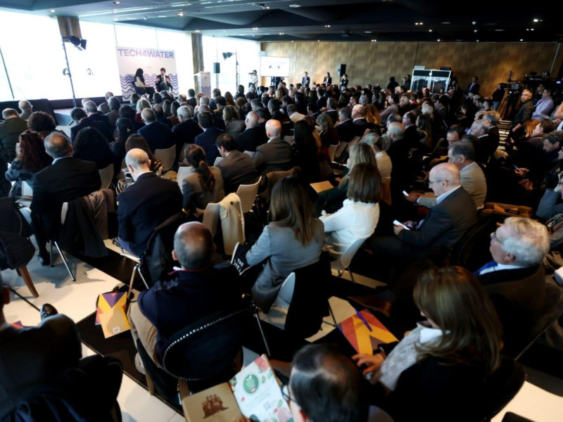 Lorena Orduna, alcaldesa de Huesca, participando en una mesa redonda.