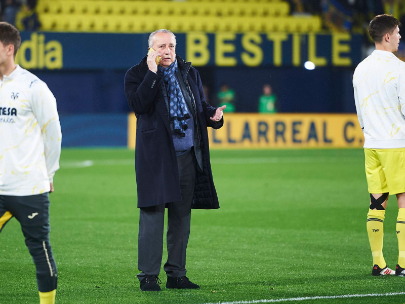 Fernando Roig habla por teléfono para saber si el Villarreal-Espanyol sería suspendido o no