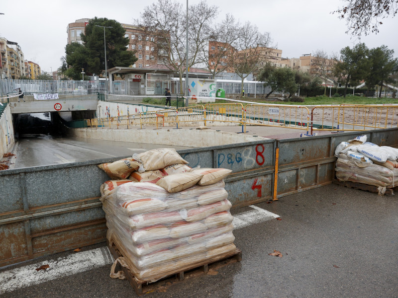 ALDAIA (VALENCIA), 03/03/2025.- Vista general del túnel de la Estación en el que las compuertas que cierran el paso se han reforzado con sacos