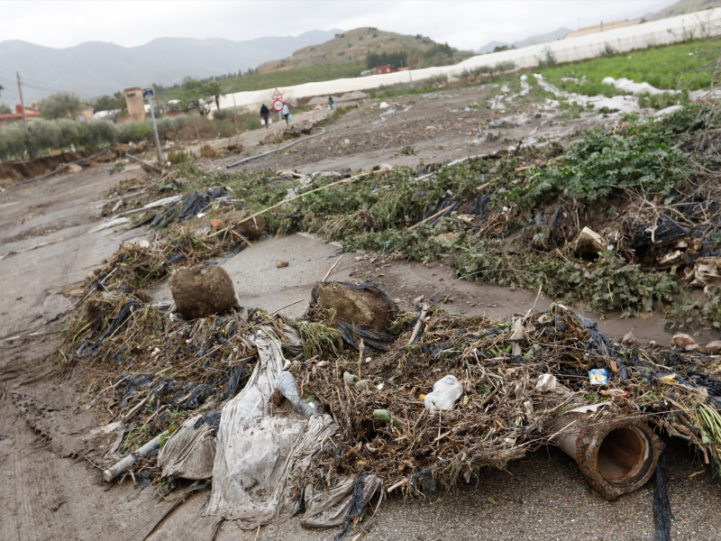 Vecinos de Lorca durante las labores de búsqueda del hombre desaparecido en Lorca tras las inundaciones provocadas por las lluvias