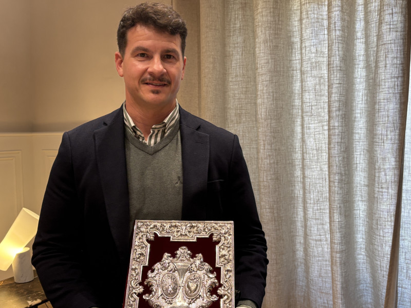 Vemos aquí el acto de entrega de tapas al pregonero de la Semana Santa de Motril 2025