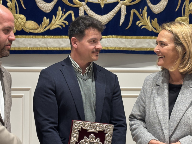 Vemos aquí el acto de entrega de tapas al pregonero de la Semana Santa de Motril 2025