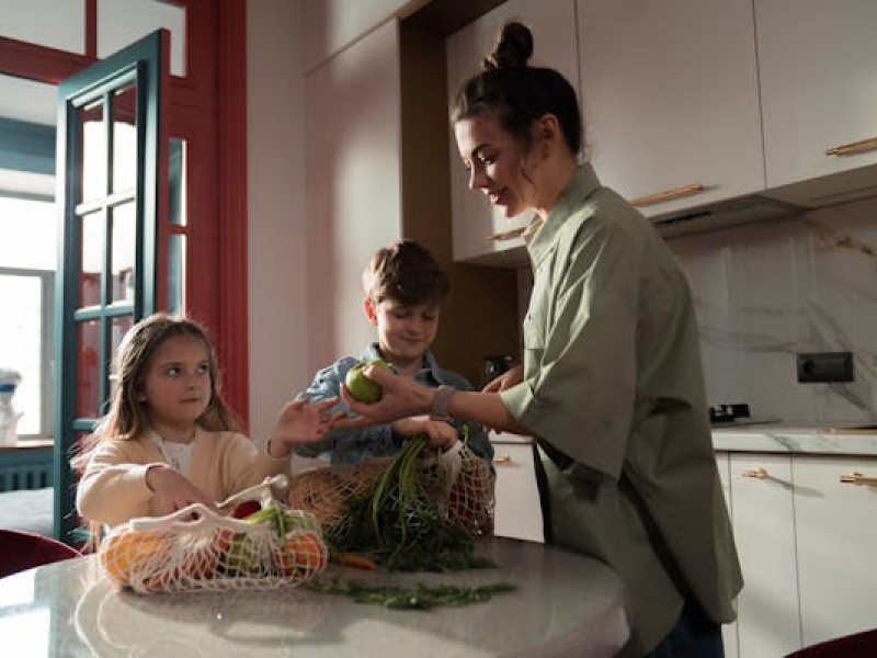 Niños en la cocina de casa con alimentos frescos y saludables