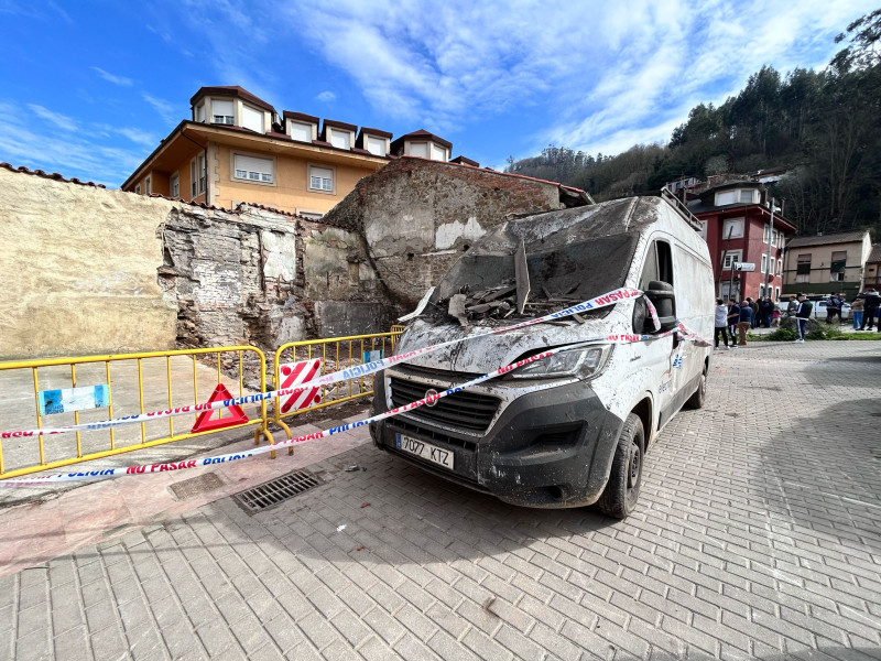 Furgoneta dañada en la explosión de Mieres