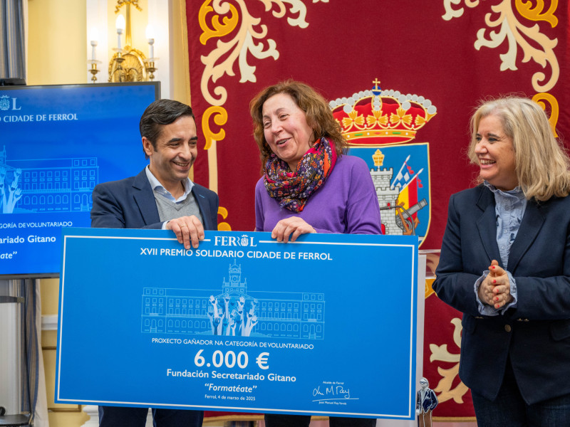 Eva Vera recogió el premio de manos del alcalde y la concejala de Benestar Social