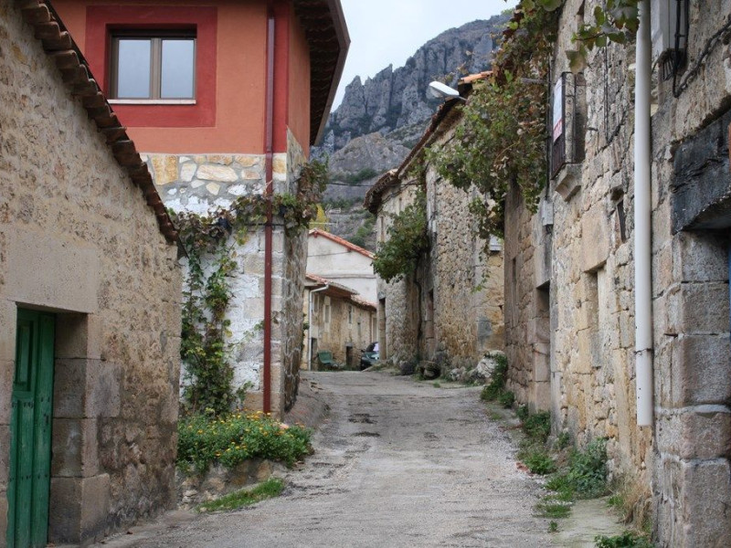 Una escuela sin pupitres: la campaña que triunfa en un pueblo de Burgos donde se aprende a vivir como antaño