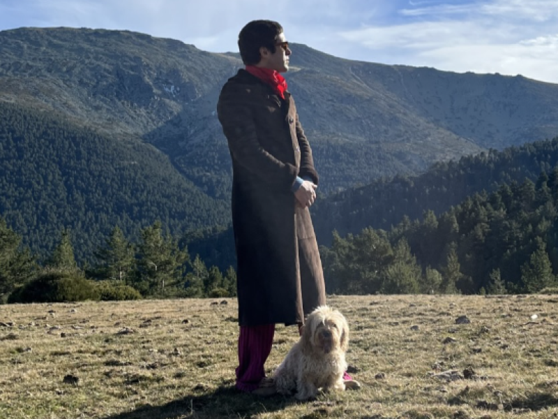 Fotografía del cantante Maximiliano Calvo con su mascota