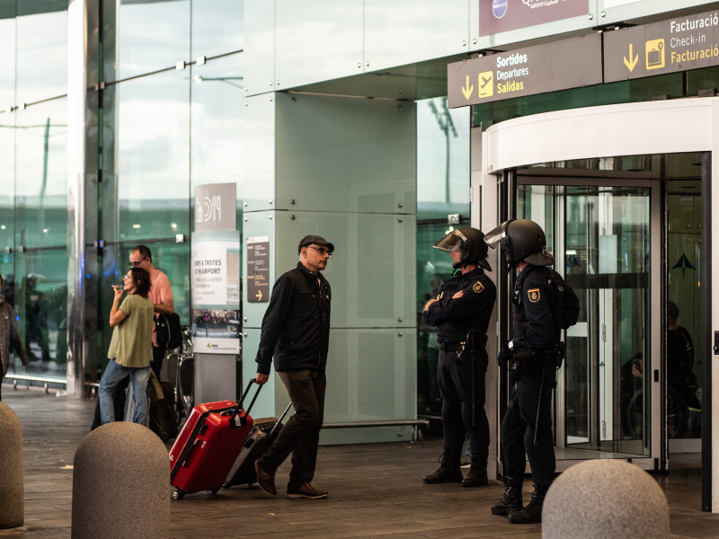 Dos agentes de la Policía Nacional en la puerta del aeropuerto El Prat