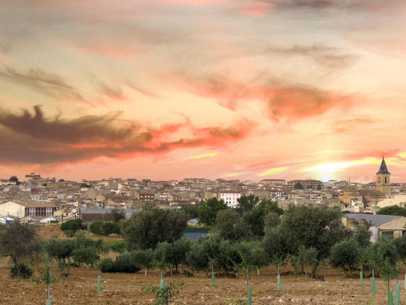 Vista panorámica al atardecer de Tarazona de la Mancha, pueblo vitivinícola manchego en la provincia de Albacete, Castilla La Mancha