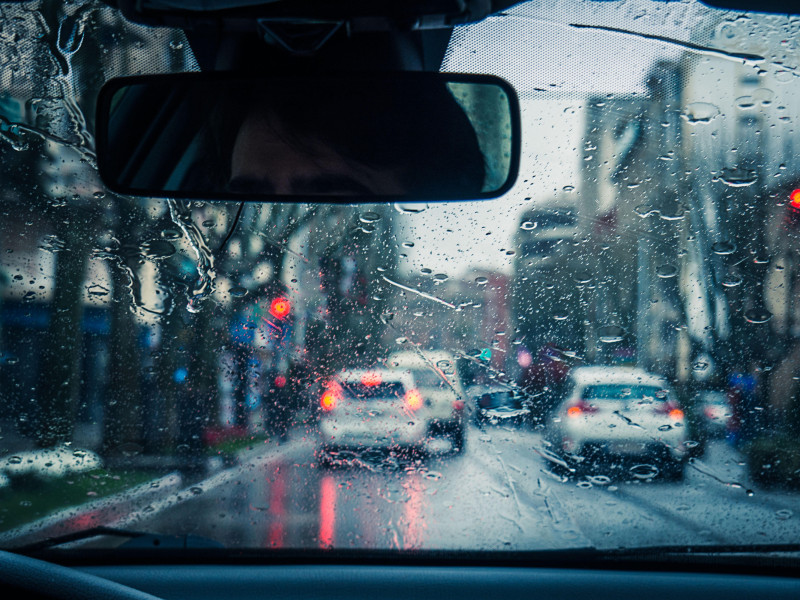 Vista a través de un parabrisas del tráfico bajo la lluvia, Andalucía