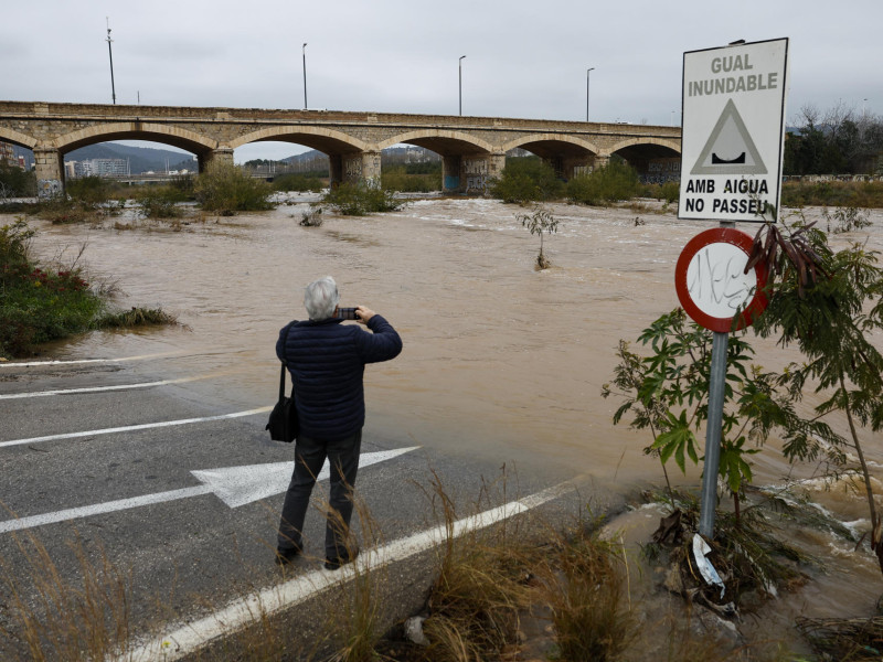 Imagen del caudal del río Palancia a su paso por Sagunto cuando varias carreteras de las provincias de Valencia y Castellón permanecen cortadas debido a la lluvia