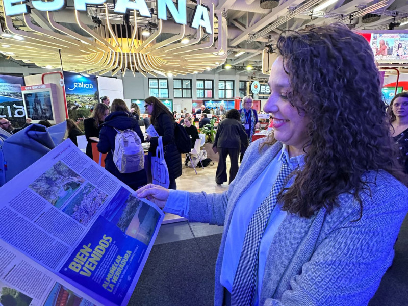 Beatriz González ojea un diario alemán con la promoción de Almuñécar La Herradura