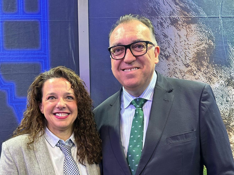Beatriz González y el Consejero de Turismo Arturo Bernal