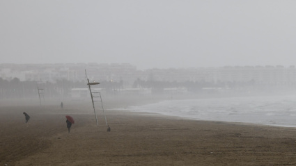 La playa de la Malavarrosa de Valencia afectada por el temporal de lluvias
