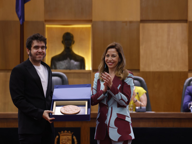 La alcaldesa Natalia Chueca entrega el premio a Javier Macipe.