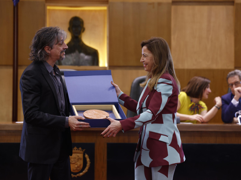 La alcaldesa Natalia Chueca entrega el premio a Miguel Ángel Berna.