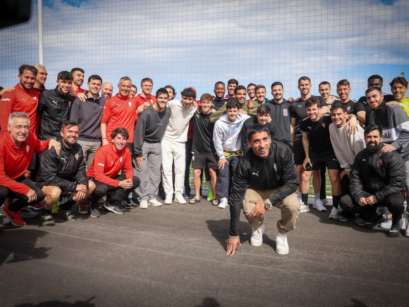 Cote posa junto a sus compañeros tras anunciar su retirada