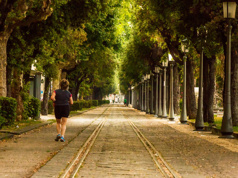 Una mujer corre en el centro de una ciudad europea